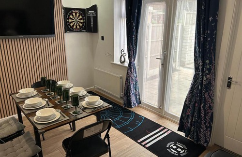 Erdington Maison | Gravelly House M6 J6 Star City HS2 NEC Airport - A Spacious Best-in-Class 6 Bedroom House in Birmingham Perfect for Large Groups, Corporate & Contractors and for Long Term Stays