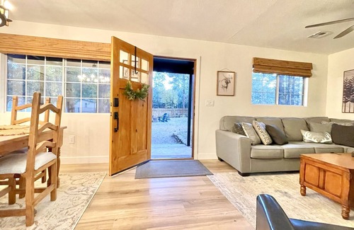 Pinetop-Lakeside Maison | Graybear Cozy Cottage | Gorgeously Renovated!