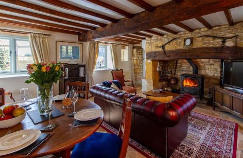 Cutsdean Maison | Graziers Cottage - character Cotswold cottage with inglenook, parking and pub nearby