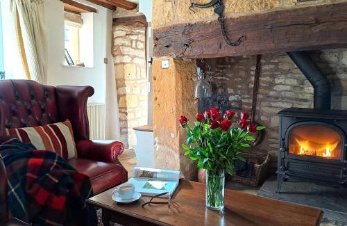 Cutsdean Maison | Graziers Cottage - character Cotswold cottage with inglenook, parking and pub nearby