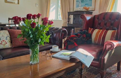 Cutsdean Maison | Graziers Cottage - character Cotswold cottage with inglenook, parking and pub nearby