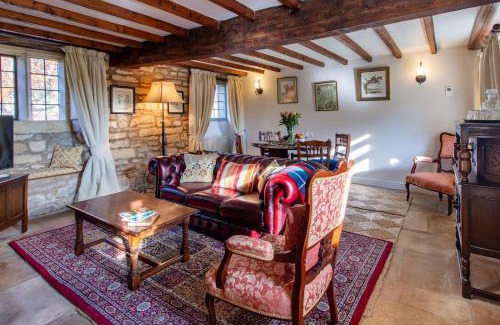 Cutsdean Maison | Graziers Cottage - character Cotswold cottage with inglenook, parking and pub nearby