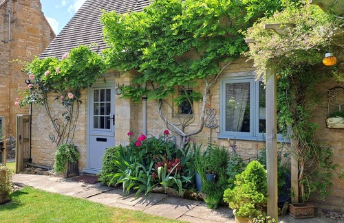 Cutsdean Cottage | Graziers Cottage. Period charm, modern comfort, inglenook, parking, pub