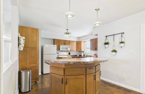 Alhambra Maison | Great 4 Groups, Near Everything!
