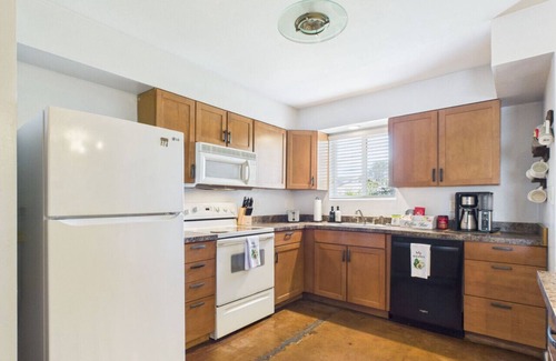 Alhambra Maison | Great 4 Groups, Near Everything!