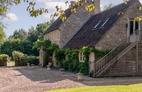 Bradford-on-Avon Maison | Great Ashley Farm Bed and Breakfast & Shepherds Huts