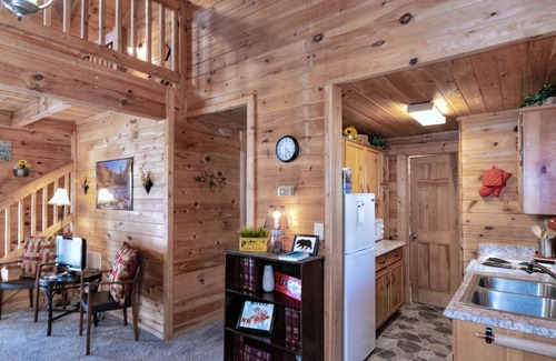 Pine Mountain Cabine | La cabine de T & J au Mountain Top Inn & Resort offre une sensation de montagne chaleureuse et confortable.