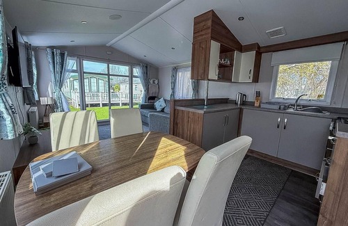 Skegness Maison | Great caravan with decking Southview Holiday Park in Skegness ref 33002V