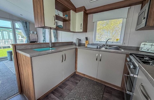 Skegness Maison | Great caravan with decking Southview Holiday Park in Skegness ref 33002V