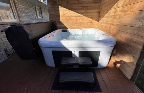 Kitchener Maison | Great cottage for Family and Friends with hot tub in Prime location