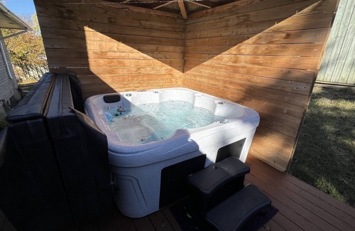Kitchener Maison | Great cottage for Family and Friends with hot tub in Prime location