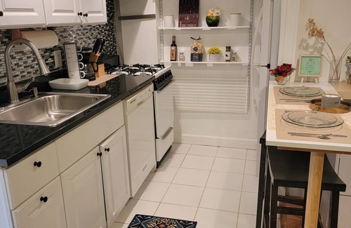 Del Ray Maison | Great Delray Alexandria SAFE! 2 blocks to metro, AC, WIFI, Close Airport, bars,
