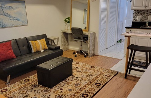 Del Ray Maison | Great Delray Alexandria SAFE! 2 blocks to metro, AC, WIFI, Close Airport, bars,