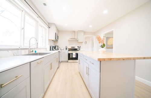 Great Falls Maison | Great Falls Modern Escape: 10BR/5BA Luxury Retreat!
