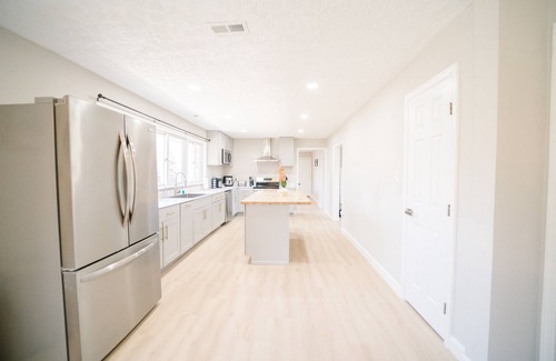 Great Falls Maison | Great Falls Modern Escape: 10BR/5BA Luxury Retreat!
