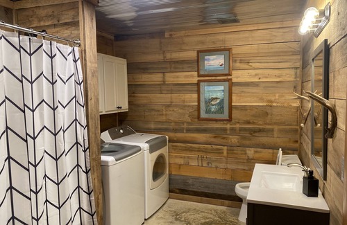 Sardis Appartement | Great fishing at Sardis Lake and U of M ballgame ready!