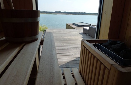 Lobnitz Maison | Maison de vacances spacieuse avec une plage privée, une cheminée à foyer ouvert et un sauna directement sur le lac