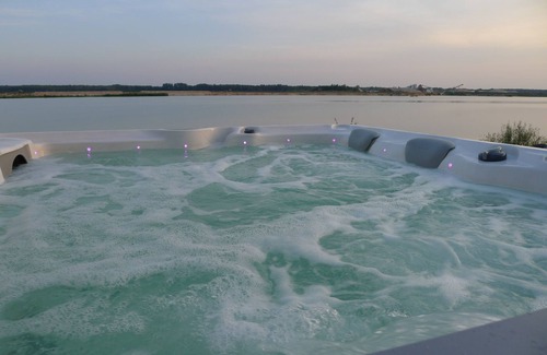 Lobnitz Maison | Maison de vacances spacieuse avec une plage privée, une cheminée à foyer ouvert et un sauna directement sur le lac