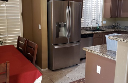 Chandler Maison | Cette maison a tout! Bain à remous et piscine et foyer extérieur tous dans un excellent emplacement!