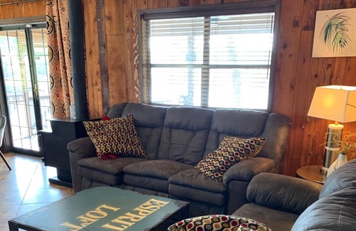 Hoyt Maison | GREAT LAKE FRONT HOUSE WITH DOCK ON EUFAULA
