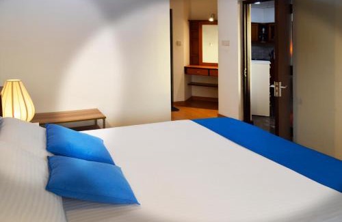 Thalapathpitiya Appartement | Great Location Living, Modern 2-Bed Apartment with Pool & Gym, Full Amenities, Long Stays Welcome