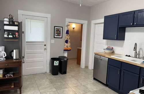Dahlman Maison | Great Location! Cheerful 3+ bedroom close to the zoo and downtown!