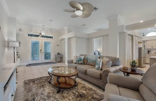 Lady Lake Maison | Great location! Near Spanish Springs, beautifully remodeled with private lanai.