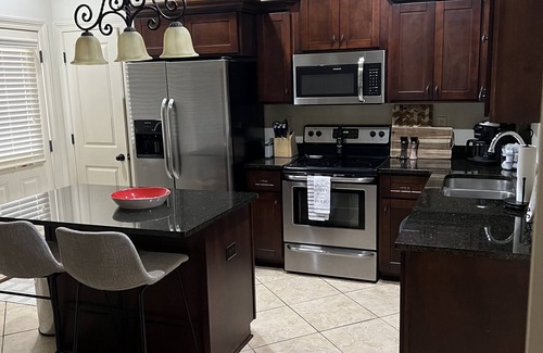 Oxford Copropriété | Great Location! Spacious condo1 mile to the Campus and short drive to the square