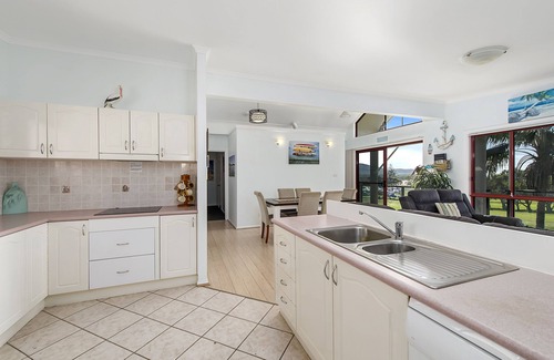 Crescent Head Maison | GREAT LOCATION WITH OCEAN VIEWS, SPA BATH & AIR CONDITIONING