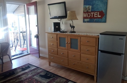 Laconia Station Balnéaire | Great location with lake views ,pool and private beach.