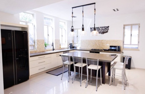 Hod HaSharon Maison | Great neighborhood ! great for large group of people.