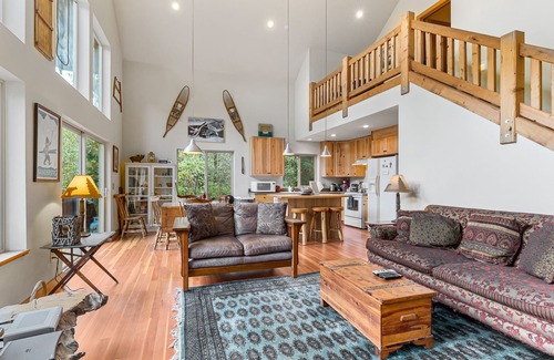 Skykomish Maison | Great Northern Lodge - log home on secluded acreage with game room