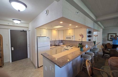 Kaanapali Copropriété | Great Ocean View #357 1-bedroom 2-bath condo at The Whaler SPECIAL PRICING NOW!