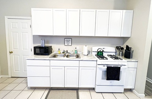 Ross Township Appartement | Great PITT Location - 2BR w/Fast Wifi + Free Parking!