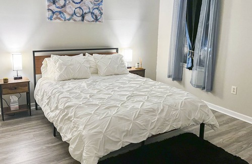 Ross Township Appartement | Great PITT Location - 2BR w/Fast Wifi + Free Parking!