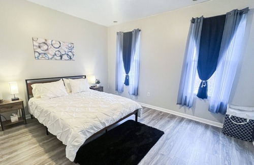 Ross Township Appartement | Great PITT Location - 2BR w/Fast Wifi + Free Parking!