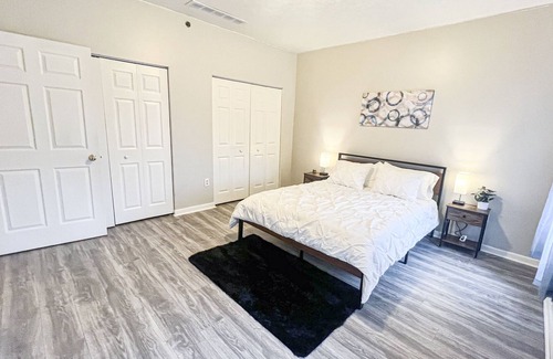 Ross Township Appartement | Great PITT Location - 2BR w/Fast Wifi + Free Parking!