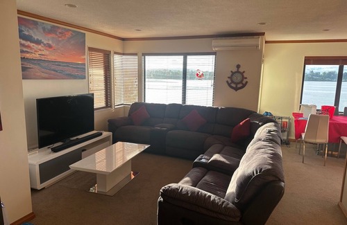 Tauranga Maison | Great place for a summer holiday with a pool and a great view across the water