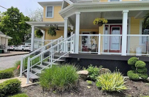 Niagara Falls Maison | Great Place, Lots of Room & Close to the Falls!