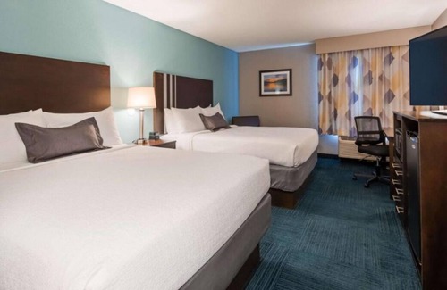 Blaine Maison | Great Relaxing Overnight Stay! Free Parking, Onsite Restaurant and Bar, Pool