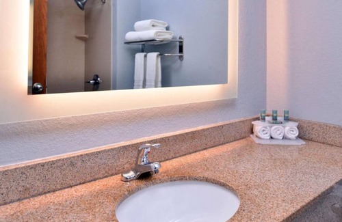 Blaine Maison | Great Relaxing Overnight Stay! Free Parking, Onsite Restaurant and Bar, Pool