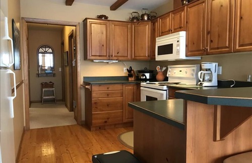 Snow Pine Estates Maison | Great Ski in/Ski out, Fireplace and Private Hot Tub.