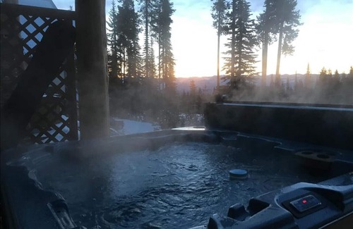 Snow Pine Estates Maison | Great Ski in/Ski out, Fireplace and Private Hot Tub.