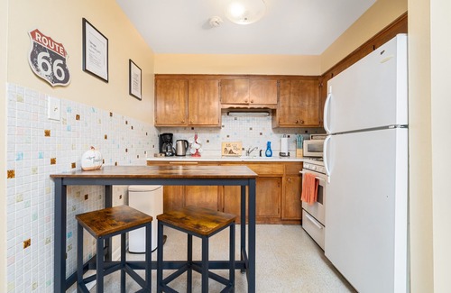 Hickory Hills Appartement | Great suburban location! Perfect for solo or couple travelers