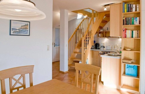 Kuehlungsborn Appartement | Great top floor apartment with loggia and wood-burning stove - only 40 m to the beach! - Sea view