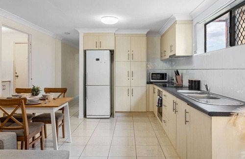 Robertson Maison | Great Value & Comfort Family Home 5 mins to Shops