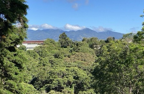 Roble Appartement | Great view of the mountains while in San Jose.