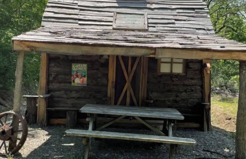 Town of Sempronius Cabine | Green Acres Cabin at Turn Back Time - Reconnect with Nature