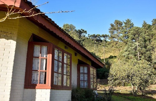 Centro Chalet De Ski | Green chalet with fireplaces, hydro, sauna on the banks of the Rio Preto in Visconde de Mauá