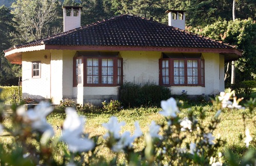 Centro Chalet De Ski | Green chalet with fireplaces, hydro, sauna on the banks of the Rio Preto in Visconde de Mauá